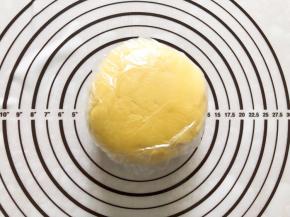 揉成团，放入冰箱冷藏一个小时