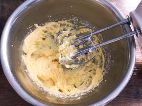 用电动打蛋器打发至颜色变浅，蓬松状态