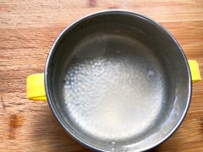 放冷水中，防止粘黏