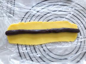 豆沙也揉成长条，上下向中间包起来