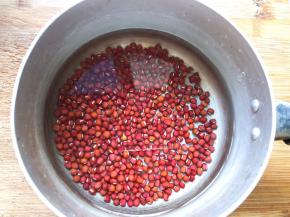 红豆洗干净煮软（我是用高压锅煮的）压20分钟