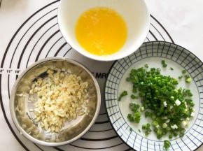 蒜剁成末，香葱切碎，黄油隔热水软化成液体