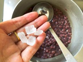 红豆煮好以后，放入冰糖，熬制冰糖融化即可