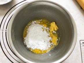 黄油软化加入糖粉打发（黄油我放微波炉打了一分钟，但是也不要全部打化）