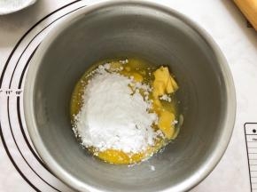 黄油软化加入糖粉打发（黄油我放微波炉打了一分钟，但是也不要全部打化）
