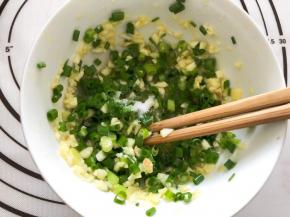 混合搅拌均匀，放入一点点盐