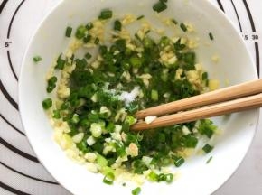 混合搅拌均匀，放入一点点盐
