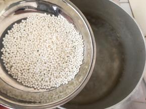煮红豆的时间把西米煮好，开水烧开，倒入西米，