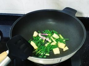 锅里热油，放入姜、葱、盐煸香