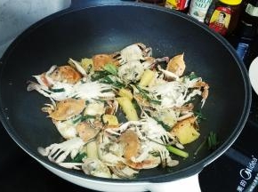 翻炒均匀后出锅