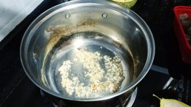 煲里放油、蒜蓉、盐