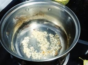 煲里放油、蒜蓉、盐