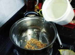 蒜蓉炸至金黄色变香后倒入足量水