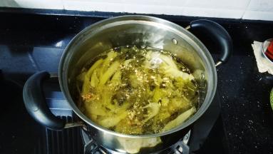 放入酸菜，盖上盖子煲10分钟，让酸菜出味