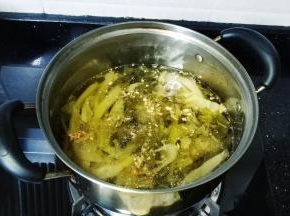 放入酸菜，盖上盖子煲10分钟，让酸菜出味