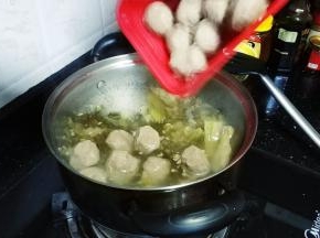 10分钟后开盖放入牛肉丸