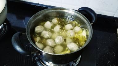 大火煲3分钟，调味调整，牛肉丸熟热即可
