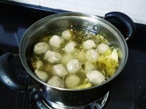 大火煲3分钟，调味调整，牛肉丸熟热即可