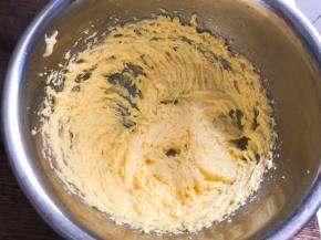 打发均匀至羽毛状