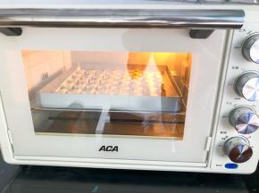 放入预热好的烤箱，中层上下火，180度25分钟