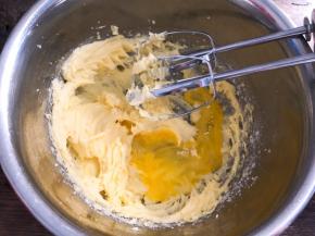 分三次加入鸡蛋，继续打发