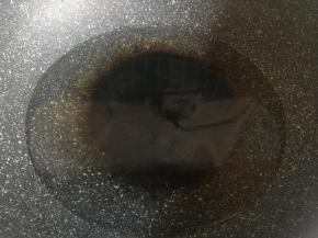 起锅倒入适量清水烧开；