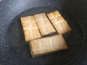 放入香干焯水，去除豆腥味；（剩余一块香干下一顿做配菜，一起焯水了）