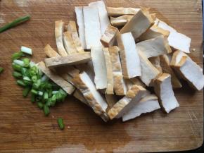 香干焯煮3分钟左右，取出过凉水切薄片，同时香葱切碎备用；