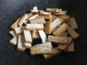 煎制过程倒入适量食盐，并多次翻面；