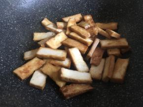 两面煎黄后，倒入少许清水翻拌均匀；