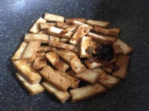 倒入1勺生抽、半勺蚝油、适量鸡精等调味料并再次翻拌均匀；