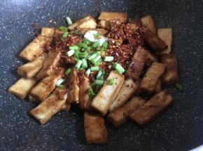 倒入辣椒面、香葱，翻拌均匀即可出锅；