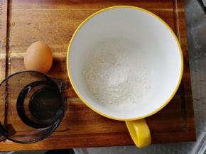 准备材料，低粉没有可以用中粉，就是普通面粉。