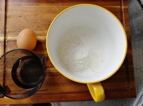 准备材料，低粉没有可以用中粉，就是普通面粉。