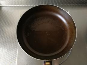 干净平底锅中，开小火，倒入适量玉米油。