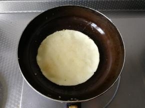 用木铲或者硅胶铲翻面，连另一面，同样操作，两面金黄即可。