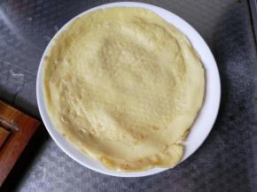 铲除倒盘子里。其余两份面糊同样操作摊成饼。