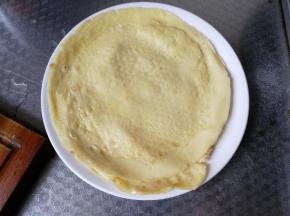 铲除倒盘子里。其余两份面糊同样操作摊成饼。