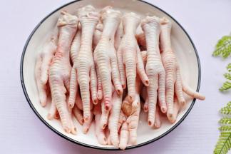 鸡爪洗净后切段去掉指甲。