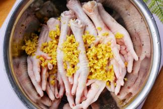 将鸡爪放入容器中，加入姜末。