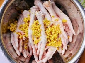将鸡爪放入容器中，加入姜末。