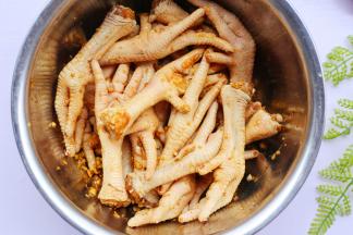 拌匀腌制15分钟。