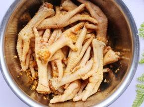 拌匀腌制15分钟。