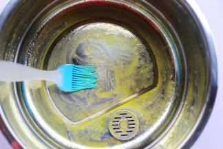 锅底刷一层油。