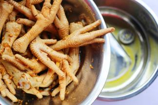 将腌制好的鸡爪连同剩下的酱汁倒入电饭锅内。