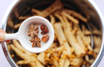 加入两个八角。