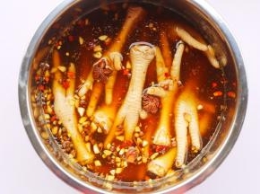 加入没过鸡爪的水。