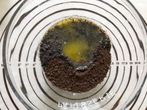 黄油融化成液体和奥利奥混合