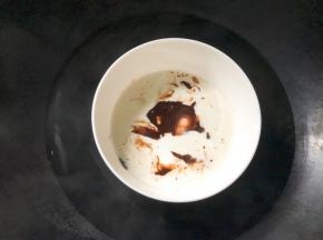 加入纯牛奶搅拌均匀