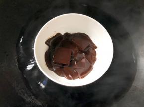 现在开始做巧克力慕斯，巧克力隔热水融化